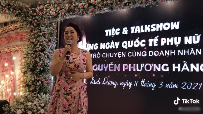 Rất nhiều người đã để lại bình luận cho rằng bà Phương Hằng những lúc này rất gần gũi và dễ thương, khác xa với vẻ nghiêm túc trên các buổi livestream.