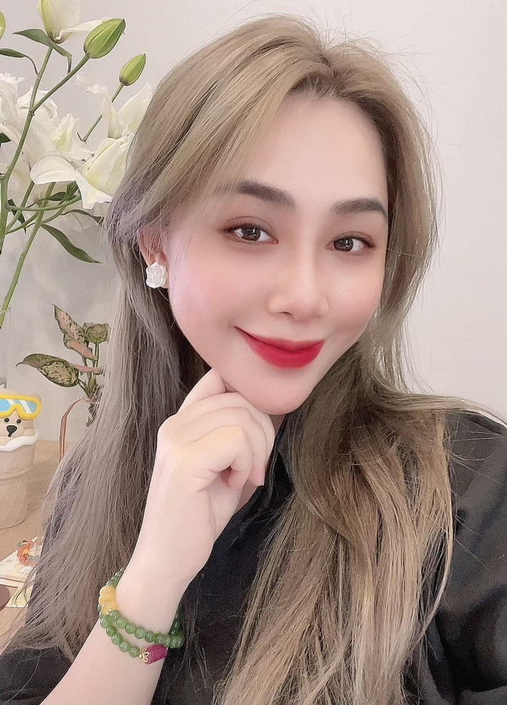 Nhà văn Gào - Vũ Phương Thanh là một trong những nhà văn nổi tiếng trên mạng xã hội với những tác phẩm như Nhật Ký Son Môi, Cho Em Gần Anh Thêm Chút Nữa, Tự Sát...