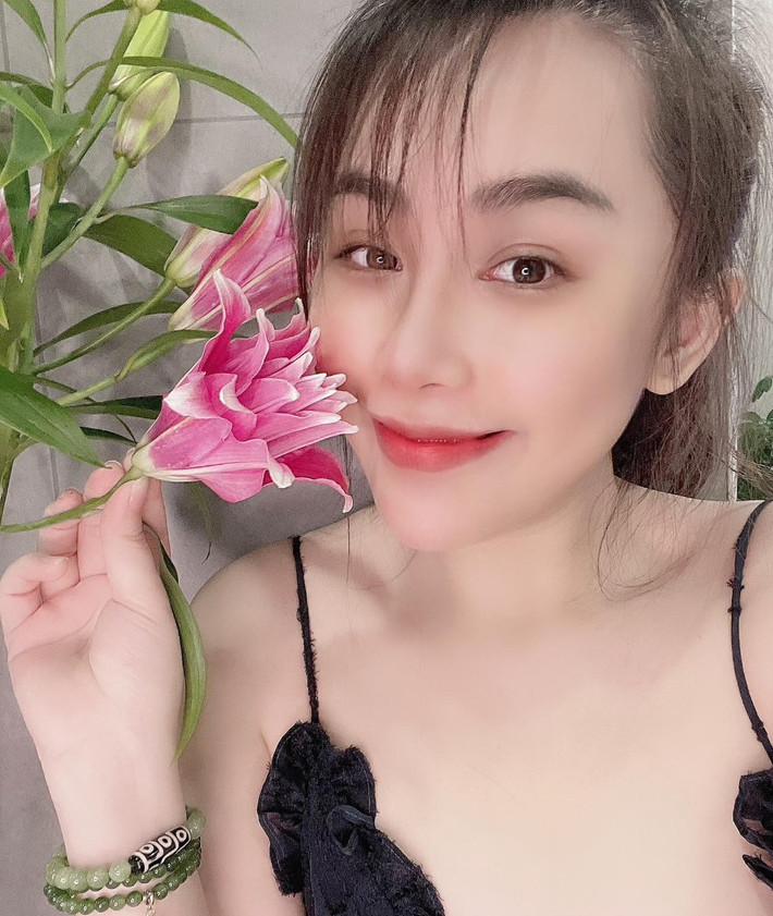 Trước đó, cô cũng dính nhiều “phốt” trong kinh doanh như bán bánh và đồ ăn dùng nguyên liệu độc hại, mĩ phẩm quá đát, trang sức kém chất lượng…