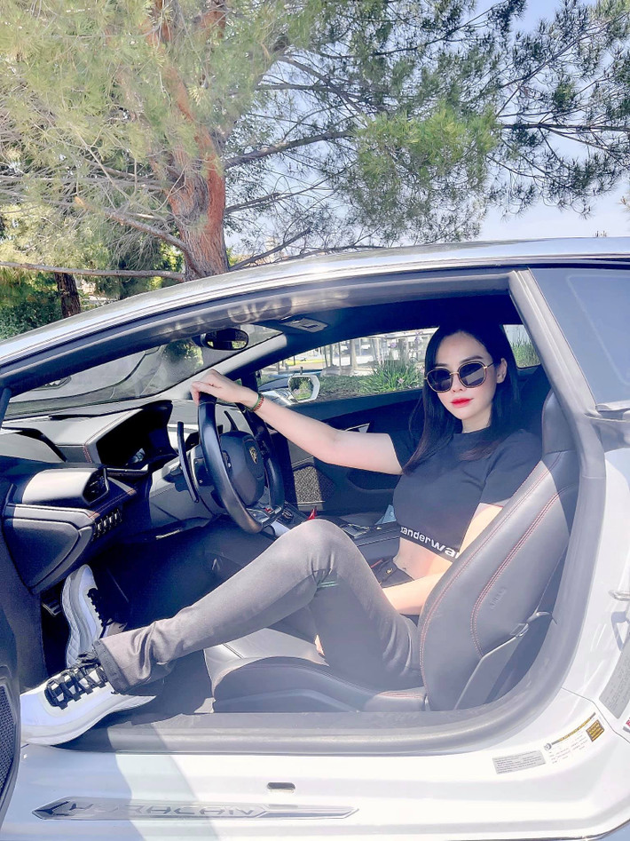 Giống như nhiều nàng dâu hào môn khác, cuộc sống của Lan Phương cũng ngập tràn hàng hiệu. Thậm chí với gia thế nhà chồng, cô còn có phần chịu chơi, chịu chi hơn hẳn.