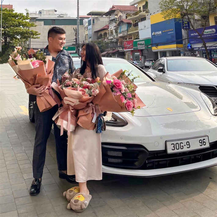 Thời gian gần đây, cư dân mạng đặc biệt quan tâm đến nàng hot girl số hưởng được bạn trai tặng siêu xe Porsche Panamera 5 tỷ làm quà cưới. Sự việc đã xảy ra từ lâu thế nhưng nay bất ngờ được đăng tải lại và trở thành đề bài bàn tán.