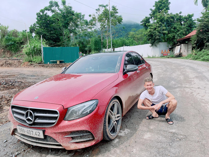 YouTuber Duy Thường tên thật là Đào Văn Thường, sinh ra và lớn lên ở huyện Lục Ngạn (tỉnh Bắc Giang).