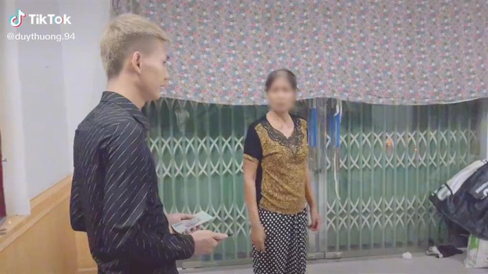 Khi trao tiền viếng, Duy Thường TV mời phụ huynh của Nam OK để chia sẻ và có người đi theo để ghi hình.