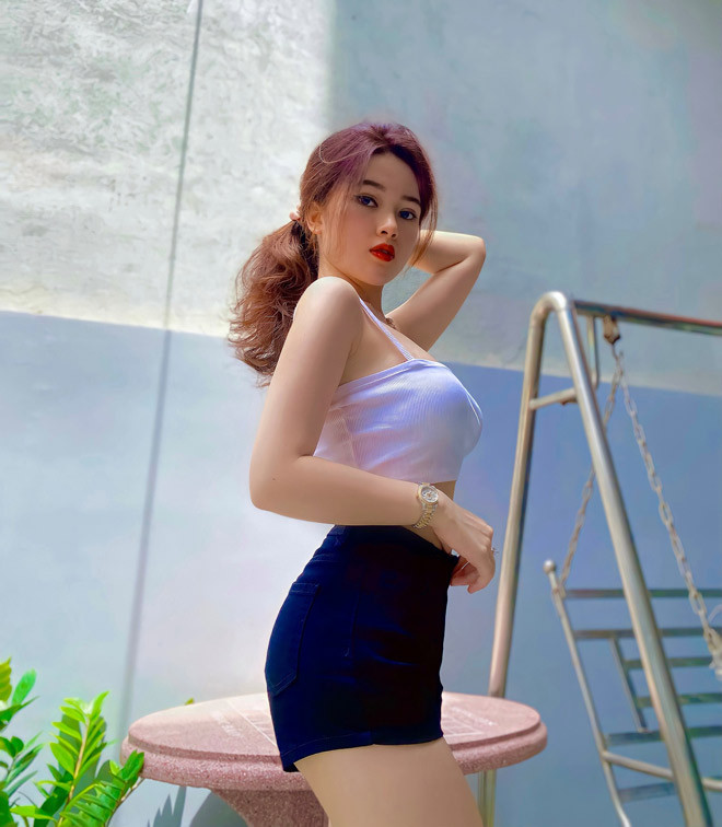 Mỗi hình ảnh cô nàng chia sẻ trên Facebook hay Instagram đều có lượt tương tác rất lớn.