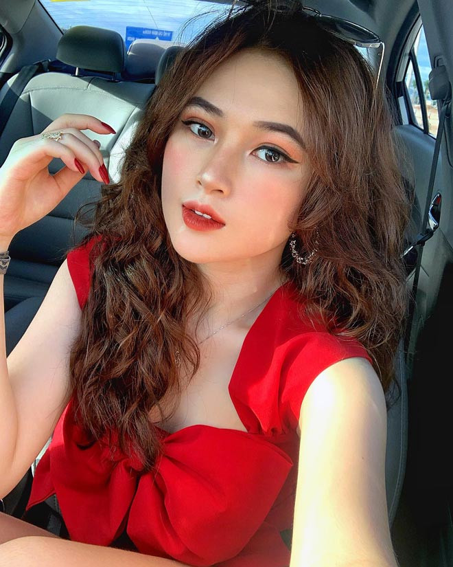 Ngọc Hân của hiện tại xinh đẹp và gợi cảm. Đường cong nuột nà, làn da căng mịn của cô là điều nhiều cô gái ao ước.