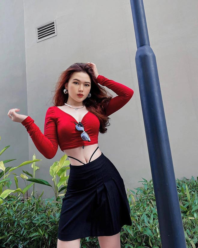 Ngoài ra, với việc thay đổi kiểu tóc và gu thời trang ăn mặc nên nhìn Hân ở hiện tại chẳng thua kém bất kỳ hot girl nào.