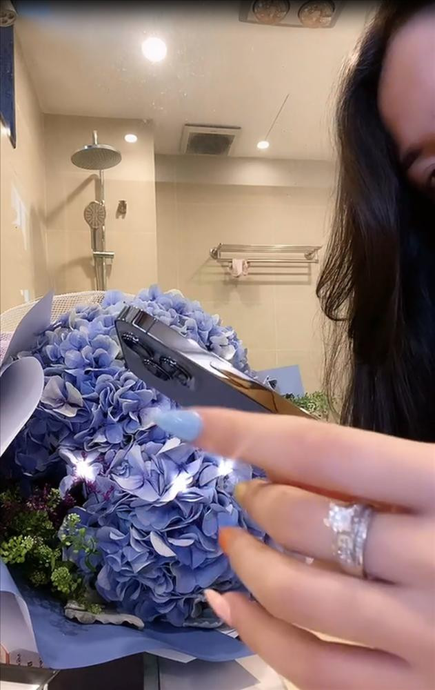 Gần đây nhất, gái xinh làm nhiều người "lác mắt" khi bên cạnh là bó hoa rực rỡ, tay thì đeo nhẫn kim cương to như hột mít để đập hộp iPhone 13. Tuy nhiên, khoảnh khắc này lại nhận về nhiều lời dèm pha, thậm chí có netizen "cà khịa" hàm ý cô là "tiểu tam" cặp kè với người đã có vợ.