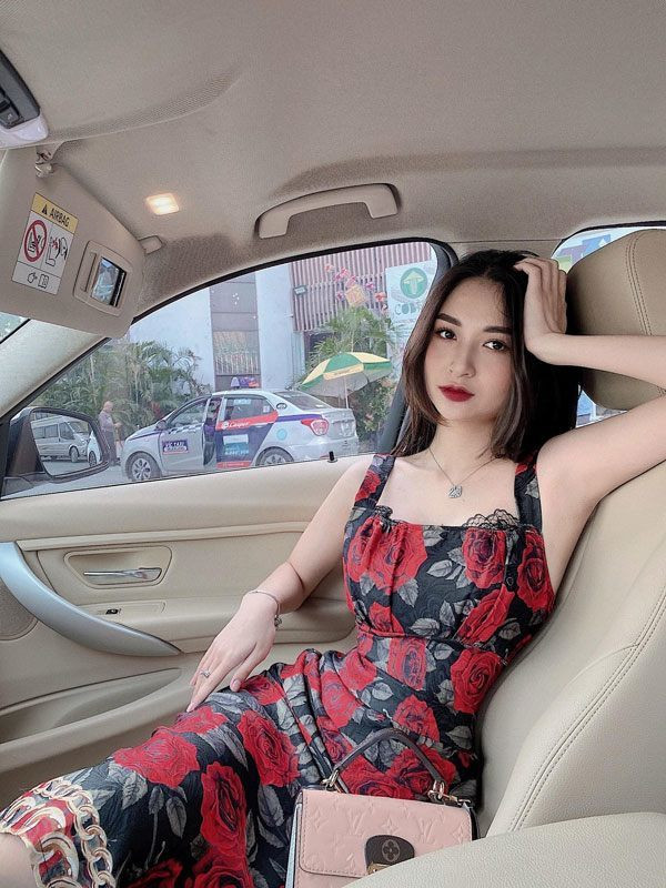 Sau khi lộ video nhạy cảm, hot girl Thư Vũ đã khóa trang cá nhân và "im hơi lặng tiếng" một thời gian. Tuy nhiên gần đây cô đã tái xuất với hình ảnh mới, sang trọng, quyến rũ hơn.