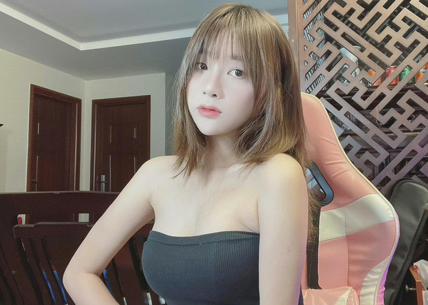 Được biết, trước khi đến với công việc hiện tại là một streamer, Lyly đã trải qua rất nhiều công việc khác nhau như phục vụ quán ăn, làm cho công ty mỹ phẩm, nhân viên văn phòng...