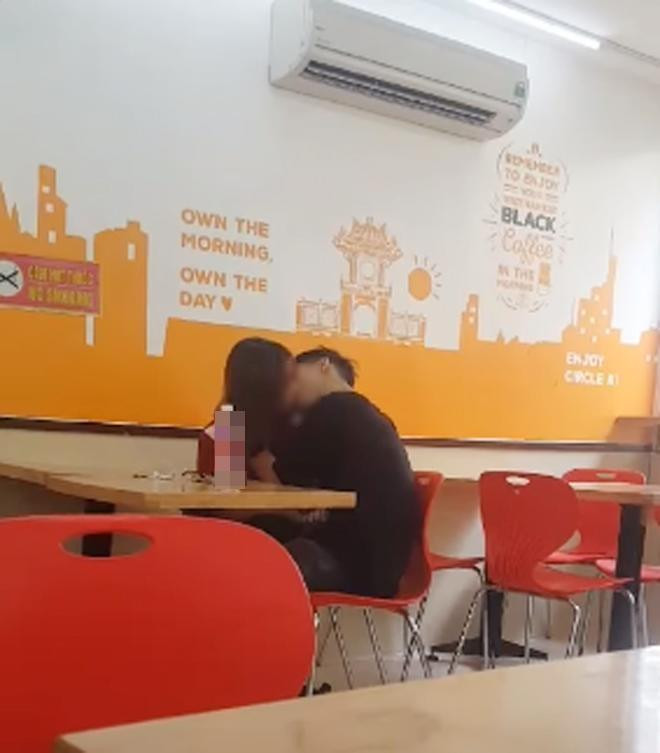 Cặp đôi "mây mưa" tại một cửa hàng tiện lợi có tên viết tắt là C.K ở phố Nhân Hòa (Hà Nội).