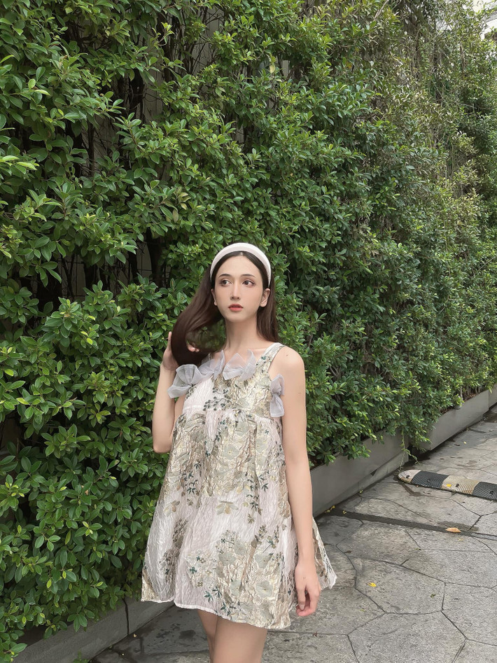 Cư dân mạng đều đồng loạt thừa nhận rằng, chưa cần phẫu thuật chuyển giới, Hoàng Học đã như một cô gái thực sự, thậm chí còn vượt sắc bao hot girl.