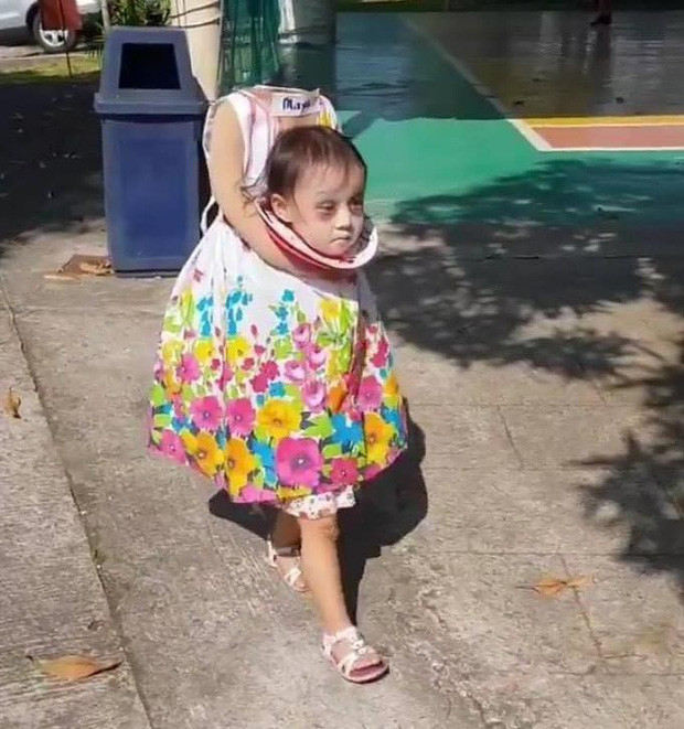Một em bé gây sốt cộng đồng mạng khác là Maya đến từ Phillipines, cô bé được phụ huynh "phù phép" thành bé gái ôm đầu đi xin kẹo.
