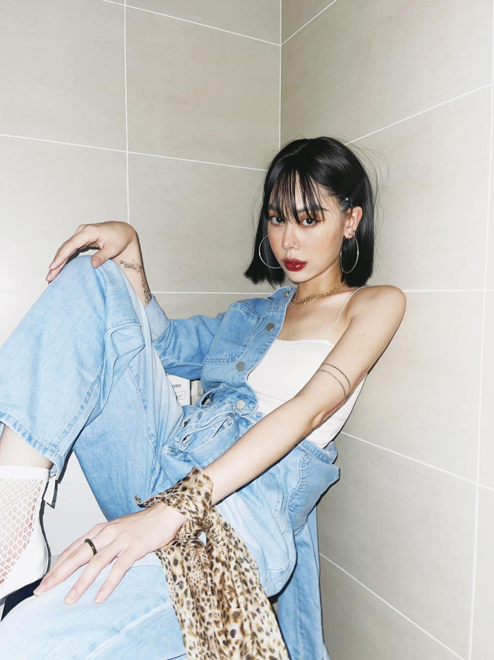 Được biết, hiện tại Mai Âm Nhạc đang khá bận rộn với chương trình Rap Việt, có lẽ đó chính là lý do cô nàng không kiểm tra tin nhắn của cô gái kia.