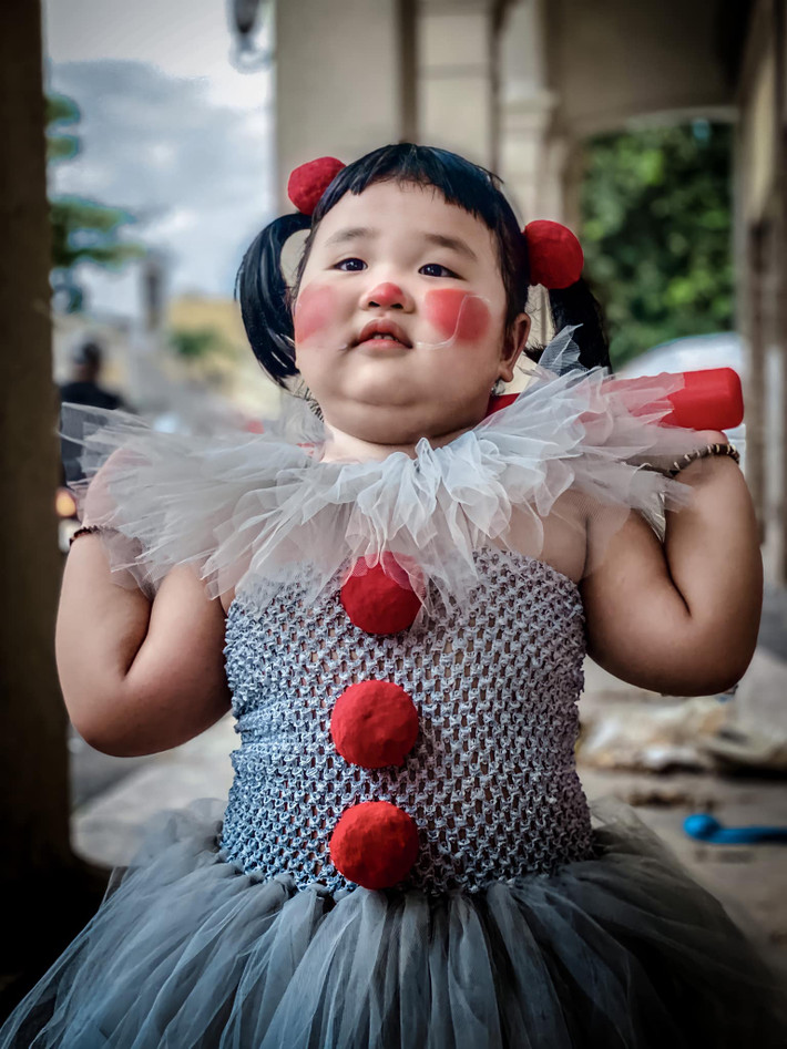 Để bộ ảnh của cô con gái trở nên sinh động, vợ chồng chị Duyên tự lên ý tưởng và thiết kế background từ những vật dụng có sẵn tại nhà, nhưng không kém phần độc đáo.