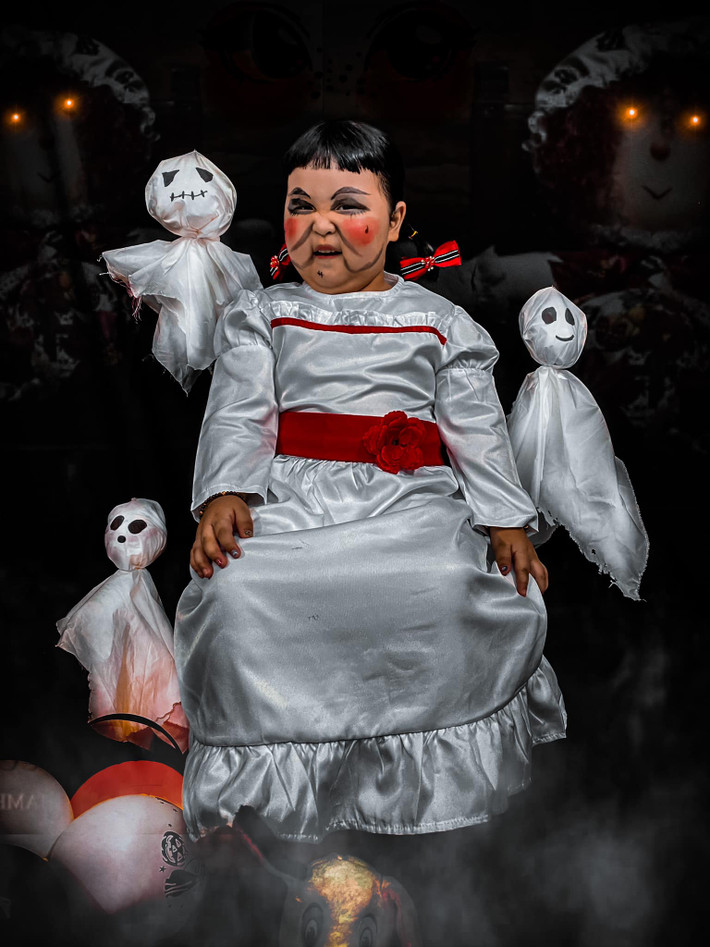 Mới đây, MXH thích thú với những bộ ảnh hoá trang Halloween cực "lầy lội" của một em bé Sài Gòn tên Khánh Uyên (3 tuổi, tên ở nhà là Misa).