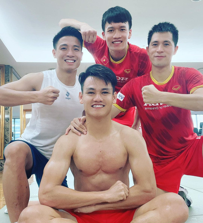 Không thua kém gì đồng đội, Tấn Tài cũng sở hữu cơ bắp cuồn cuộn nhờ tuân thủ chế độ ăn uống, tập luyện nghiêm ngặt.