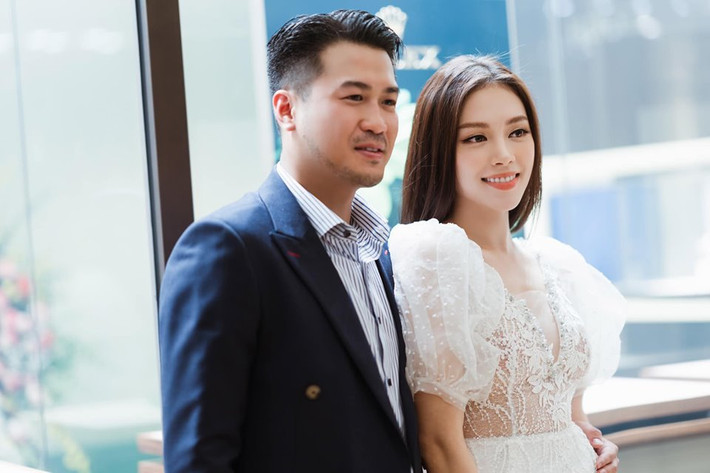 Nhìn những hình ảnh thân thiết với các thành viên gia đình bạn trai thế này, cư dân mạng lại càng thêm xuýt xoa ngưỡng mộ, mong ngóng cặp đôi sớm về một nhà.
