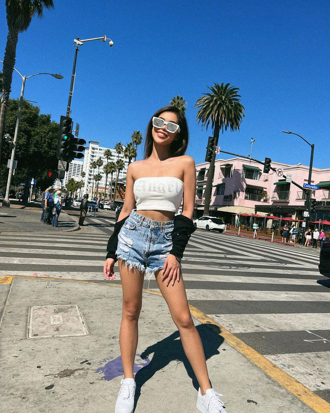 Dù chỉ diện outfit thường ngày đơn giản thôi nhưng trông rich kid Tiên Nguyễn vẫn đậm khí chất và thần thái tiểu thư.