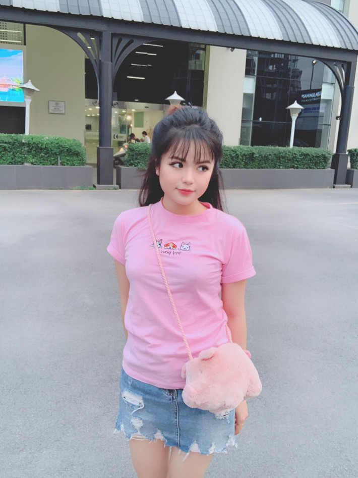 Mặc dù chỉ cao 1m50 nhưng Hà Đan vẫn được khen ngợi bởi diện mạo xinh xắn như búp bê cùng với vóc dáng cân đối.