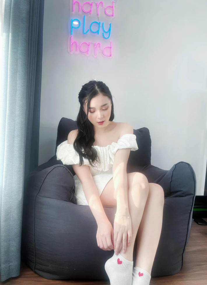 Nữ MC 9x nhận được nhiều lời khen cho diện mạo xinh đẹp. Phương Thảo có chiều cao khiêm tốn, "ba mét bẻ đôi" thế nhưng lại có cơ thể khá cân đối.