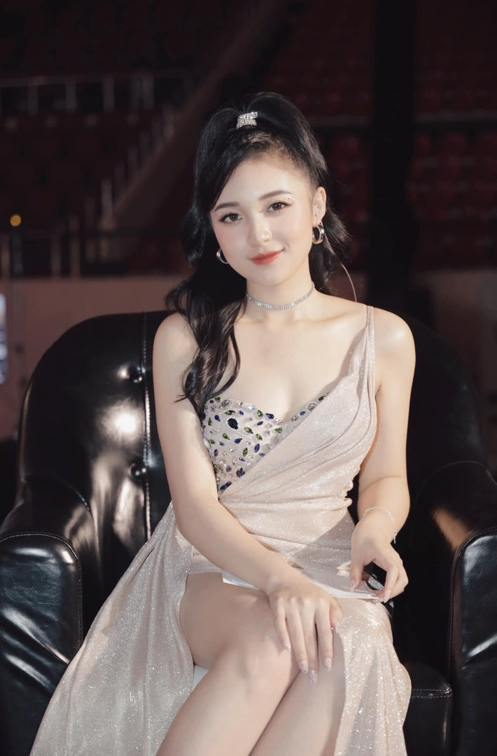 Phương Thảo sinh năm 1997, là nữ MC được biết tới qua nhiều chương trình quen thuộc như: VTV kết nối, Khoảnh khắc yêu thương, Mỗi ngày một niềm vui,...