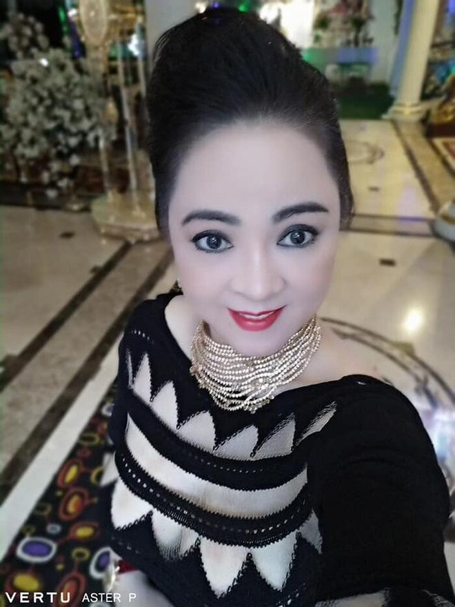 Bà Phương Hằng cho biết trọn vẹn bí quyết để giữ nhan sắc tuổi 50 của bà khá đơn giản, chỉ xoay quanh việc ăn uống đầy đủ nhưng không ăn quá nhiều.