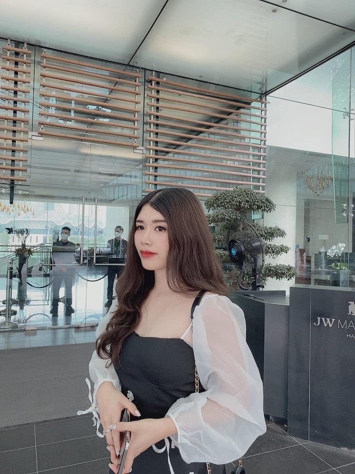 Trên mạng xã hội, cô nàng luôn xuất hiện với vẻ ngoài chỉn chu từ đầu tóc đến quần áo.