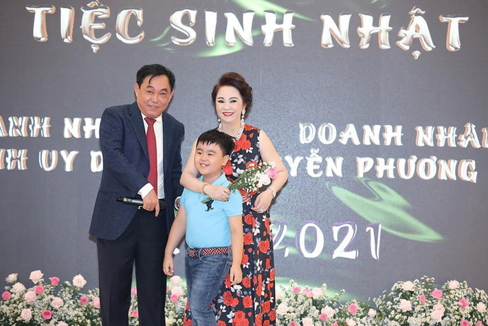 Hằng Hữu thường xuyên xuất hiện với ba Dũng và mẹ Hằng trong những sự kiện lớn.