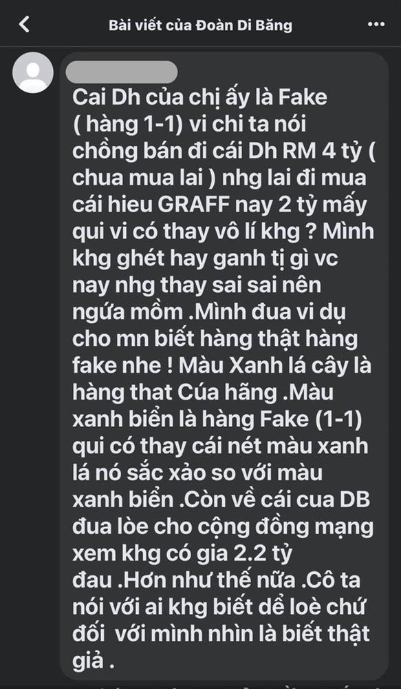 Theo đó, người này cho biết: "Màu xanh lá cây là hàng thật của hãng, màu xanh biển là hàng fake bởi nhìn màu xanh lá cây sắc sảo hơn hằn so với xanh nước biển. Cái của Di Băng khoe là để lòe cộng đồng thôi".