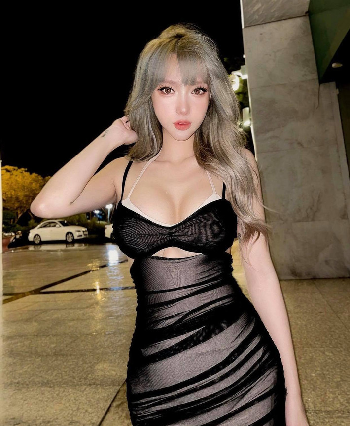 Mới đây, người đẹp chuyển giới này tiếp tục gây mê người đối diện khi diện chiếc váy xuyên thấu xuống phố. Bộ trang phục được làm bằng chất liệu ren mỏng giúp cô nàng phô diễn tối đa vẻ đẹp hình thể.