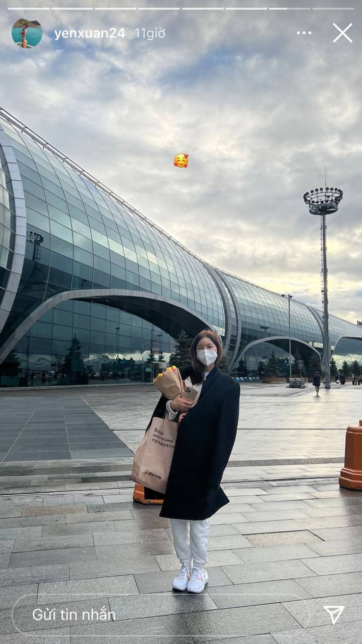 Vừa đến Nga, Yến Xuân cười tít mắt khi nhận được đoá hoa chào mừng từ bạn trai. Trong bức ảnh đăng tải lên story Instagram, cô khoác chiếc áo dạ măng tô lớn, người hâm mộ đoán có lẽ Văn Lâm đã nhường áo khoác cho bạn gái đỡ lạnh.