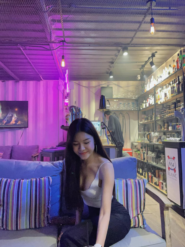 Chứng kiến tình cảm mặn nồng của Văn Lâm và Yến Xuân, fans bóng đá đang rất mong đợi một bước tiến thăng hoa đó là đám cưới của cặp đôi trai tài gái sắc này. Ảnh: Tổng hợp