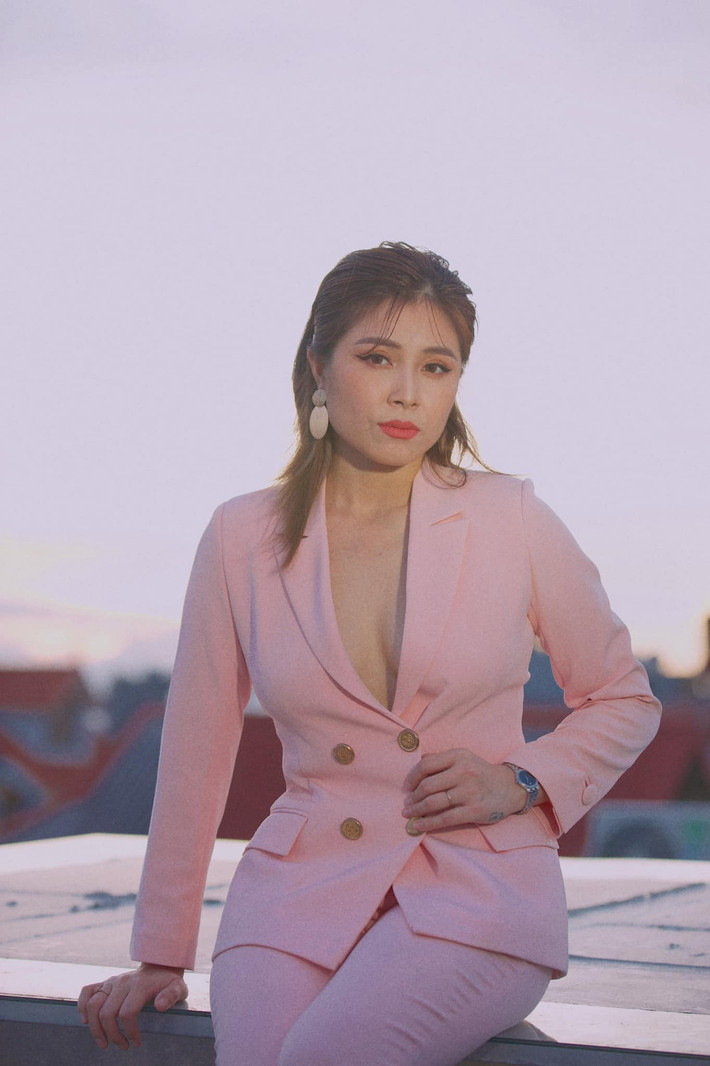 Nữ MC rất chịu khó thay đổi hình ảnh bằng cách nhuộm những màu tóc sáng.