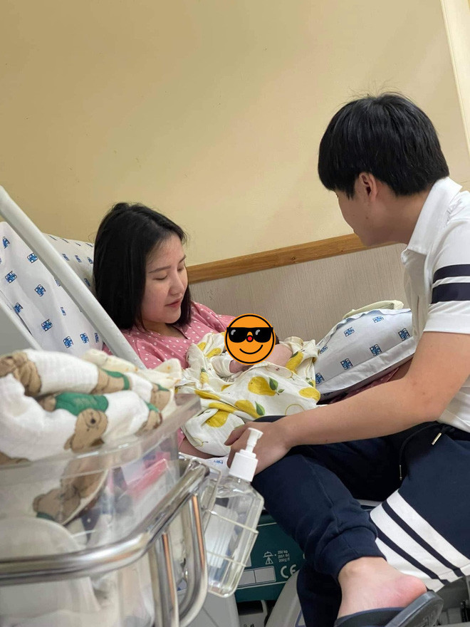 Nhan sắc của phu nhân hào môn trong loạt ảnh này cũng được nhiều người ngợi khen vì tươi tắn, rạng rỡ.