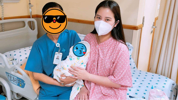 Theo đó, vào sáng 20/10, mẹ của Primmy Trương - bà Xuân Trang đã chia sẻ con gái sinh con được 1 tháng, từ lúc quý tử chào đời đến nay Phan Thành luôn kề cận để chăm sóc 2 mẹ con chu đáo.