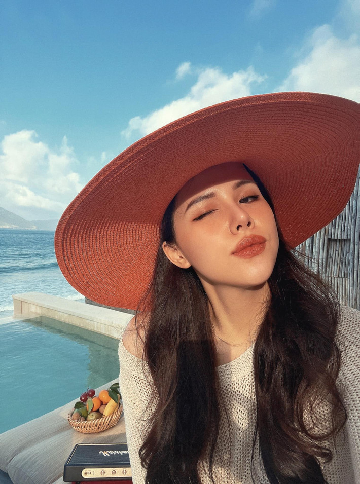 Nhan sắc xinh đẹp và khí chất ngời ngời của "phu nhân hào môn" khiến ai cũng phải ngưỡng mộ.