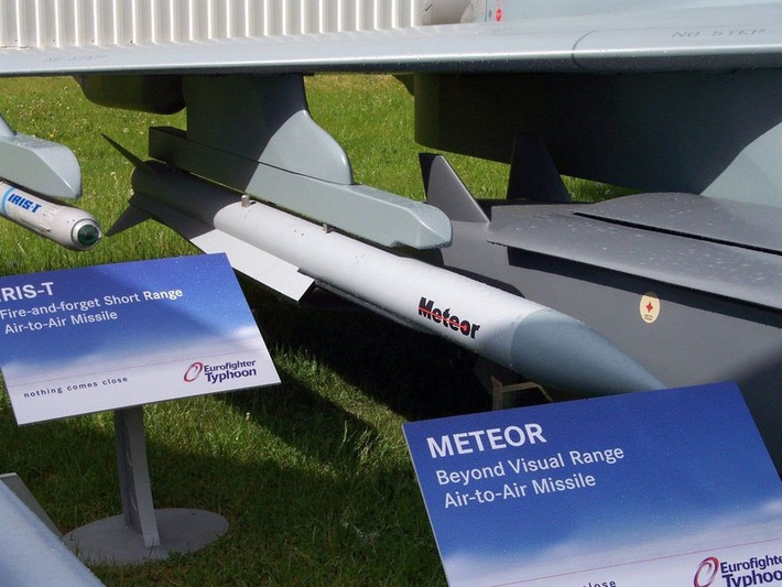 Về loại đạn đặc biệt này, cần bắt đầu với việc Meteor nhận được động cơ ramjet, mang lại tốc độ và khả năng cơ động cao. Đặc điểm chi tiết của động cơ chưa được tiết lộ, nhưng theo nhà phát triển, chính động cơ đã giúp tăng cự ly tác chiến.