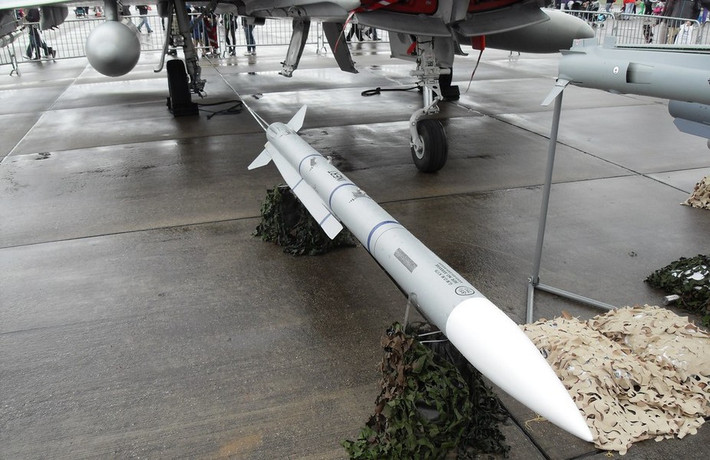 Tên lửa không đối không Meteor được Tập đoàn MBDA phát triển cho tiêm kích Eurofighter Typhoon, Gripen và Rafale. Loại đạn này được thiết kế để tấn công các mục tiêu cơ động ở tầm xa.