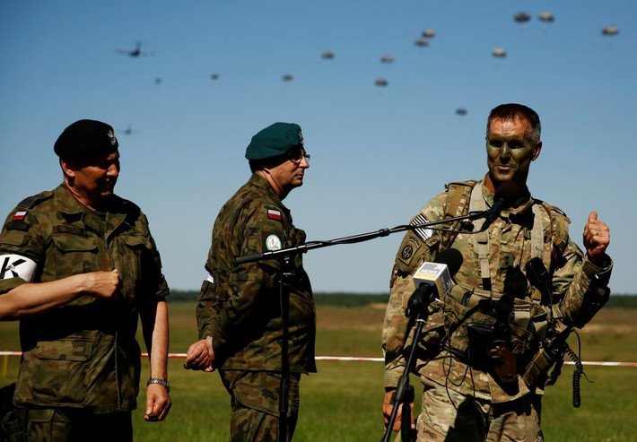 Hai tướng quân đội Ba Lan và Tướng Mỹ Richard D. Clarke tham gia cuộc họp báo trong cuộc tập trận Anakonda 16 của NATO gần Torun, Ba Lan ngày 7/6/2016. Ảnh Reuters