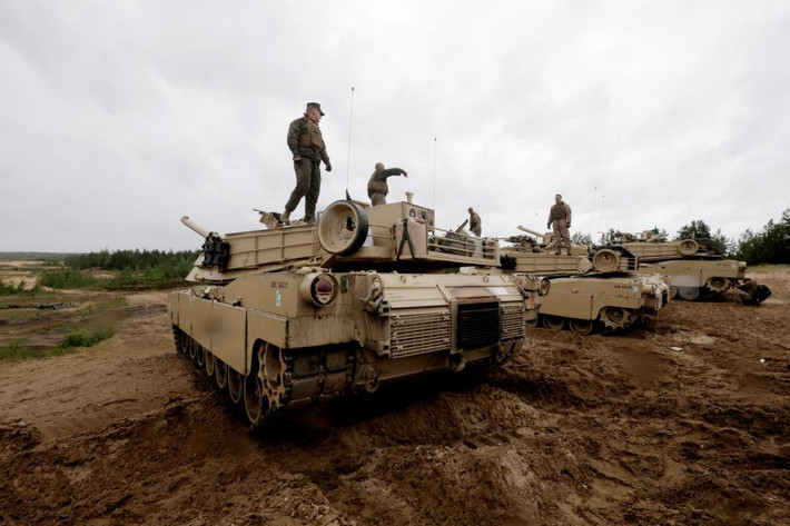 Lính Mỹ trên xe tăng M1 tham gia cuộc tập trận quân sự NATO mang tên Saber Strike ở Adazi, Latvia ngày 11/6/2016. Ảnh Reuters