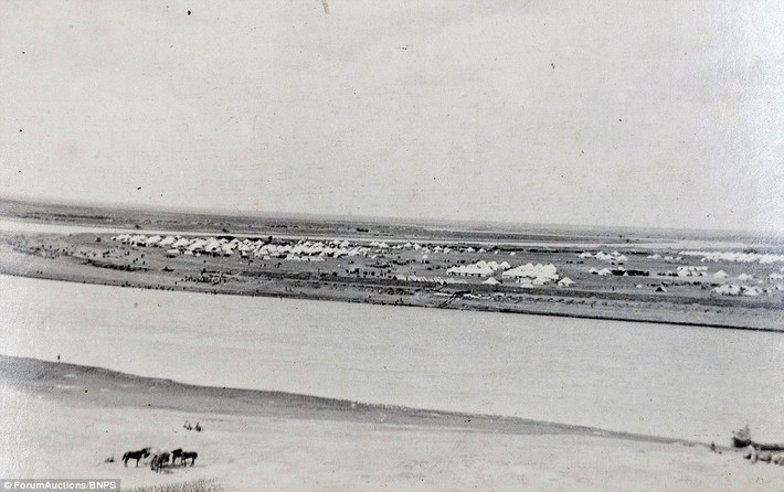 Các lều trại của quân đội Anh dọc sông Euphrates. Ảnh Daily Mail