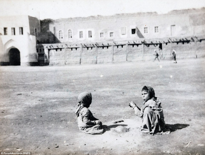 Đám đông đứng chờ tại một bến tàu ở Baghdad, thủ đô của quốc gia Trung Đông này. Ảnh Daily Mail