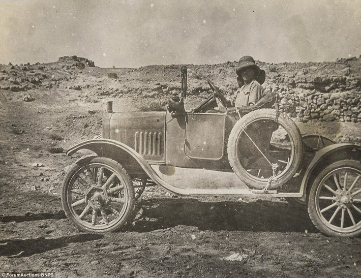 Một binh sỹ Anh ngồi trên ô tô ở Old Hit Iraq hồi tháng 10/1918. Ảnh Daily Mail