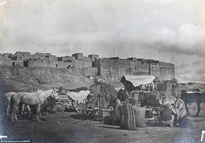 Đây là những bức ảnh về đất nước Iraq hiếm hoi dưới ống kính của binh sỹ hoàng gia Anh Mounter Harry Druquer thực hiện trong khoảng 1917-1919. Vào lúc đó, quân đội Hoàng gia Anh triển khai tới Iraq để chống lại Thổ Nhĩ Kỳ, một trong những đồng minh của Đức. Ảnh: Đoàn xe ngựa chuẩn bị cho hành trình dài 1.000 dặm để tới Damascus, Syria. Ảnh Daily Mail