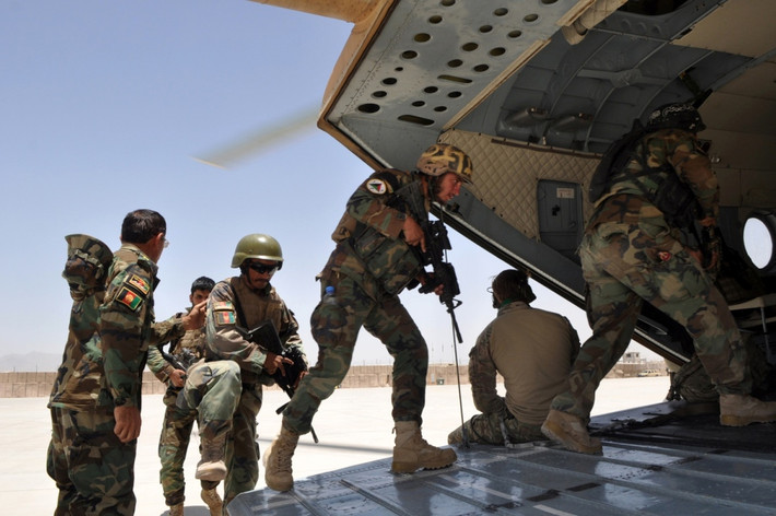 Hiện tại, Không quân Afghanistan đang có quy mô khoảng 6.800 và 185 máy bay, tuy nhiên chủ yếu gồm máy bay vận tải, trực thăng, thiếu vắng chiến đấu cơ phản lực. Chắc chắn trong tương lai phía Afghanistan sẽ phải tìm cách để nâng cấp dàn máy bay chiến đấu và các phương tiện vận tải cho lực lượng Không quân của mình. Nguồn ảnh: Stripes.