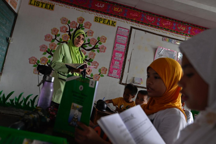 Zainab Omar (giáo viên ở thành phố Taguig) nhận xét rằng: “Lũ trẻ giờ an toàn hơn. Bố mẹ chúng thường phải chở con tới trường trước khi ông Duterte lên làm tổng thống. Giờ họ để con tự tới trường học”. Ảnh Reuters