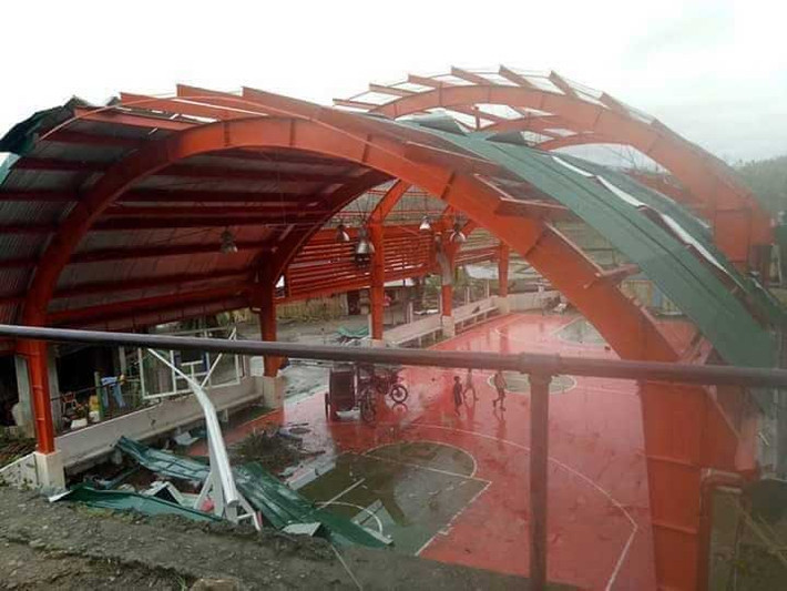 Bão tàn phá mái nhà của khu sân thể thao. Ảnh FB