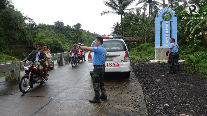 Cảnh sát điều phối giao thông tại một con đường ở Catanduanes sau khi bão càn quét qua. Ảnh Rappler