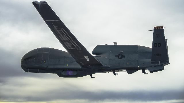 UAV RQ-4A Global Hawk, với chi phí ước tính khoảng 222 triệu USD mỗi chiếc, là một trong những máy bay không người lái tiên tiến nhất hiện có của phương Tây. UAV RQ-4A tự hào có khả năng bay liên tục 32 giờ, có sải cánh dài 40 mét. Ảnh: Nothrop Grumman.
