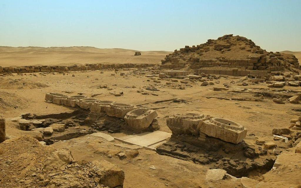 Theo truyền thuyết vào thời Vương triều thứ 5, các pharaoh Ai Cập đã xây dựng 6 ngôi đền Mặt Trời nhằm tôn thờ thần Ra và để ban cho chính họ địa vị thần thánh.